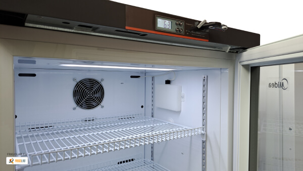 Detalle del interior y mando del frigorífico de medicamentos SE130.